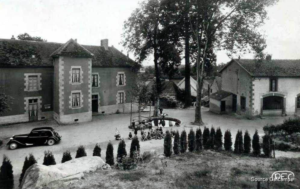23 Saint Vaury Le Cour du Centre d'Apprentissage de la Valette.jpg
